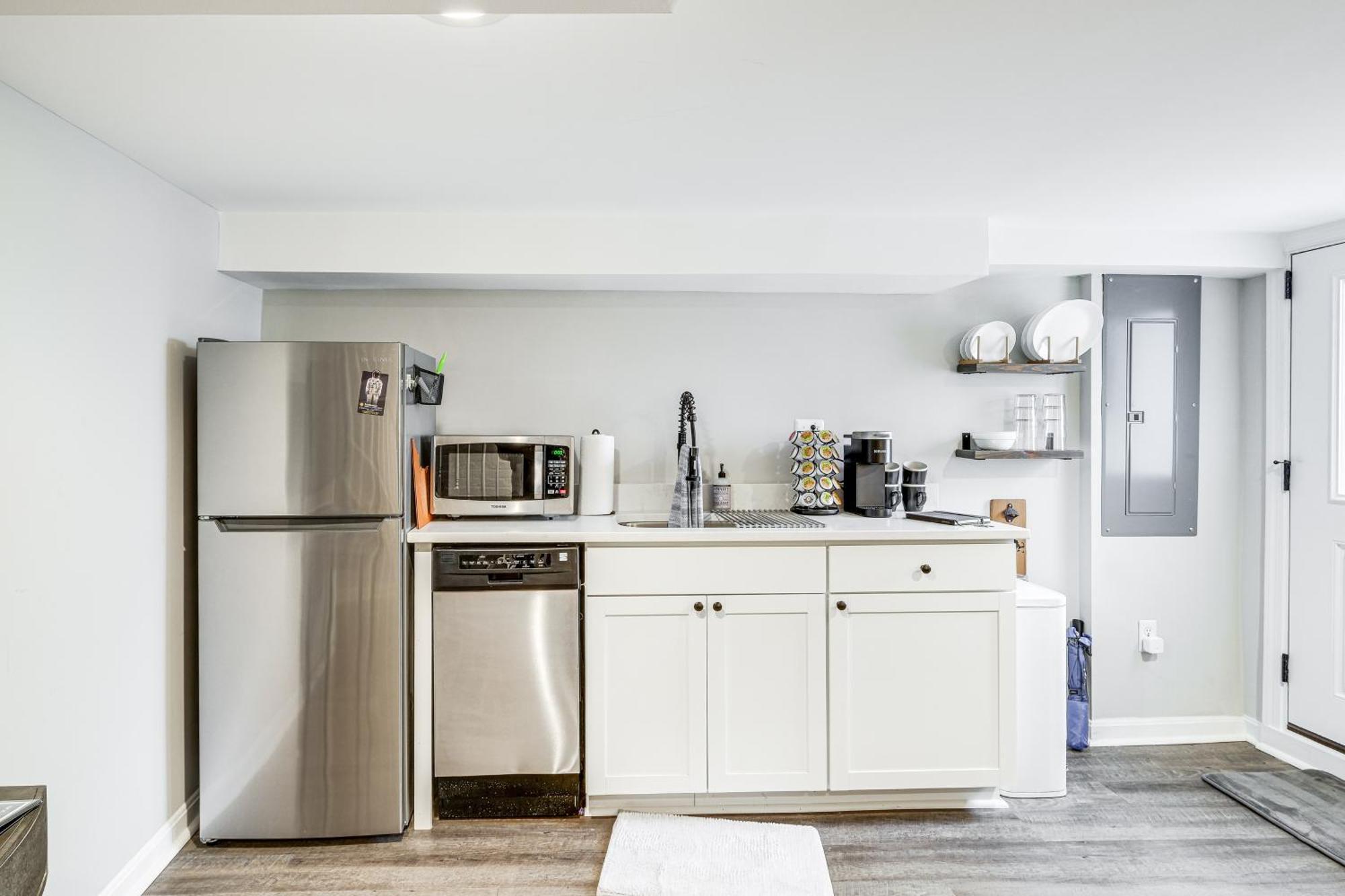 Apartment Walkable Location Modern Dc With Yard Access! *