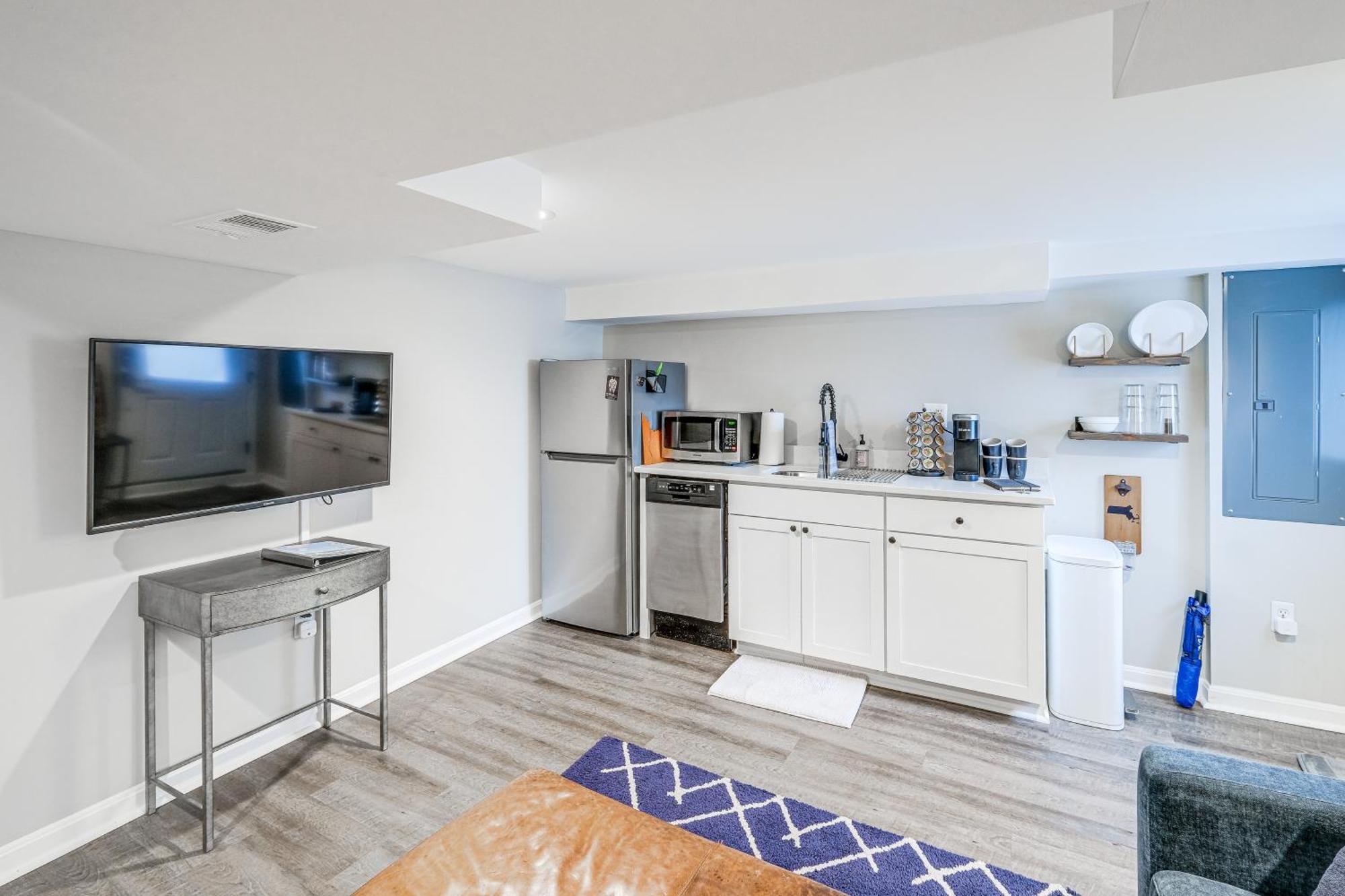 Apartment Walkable Location Modern Dc With Yard Access! *